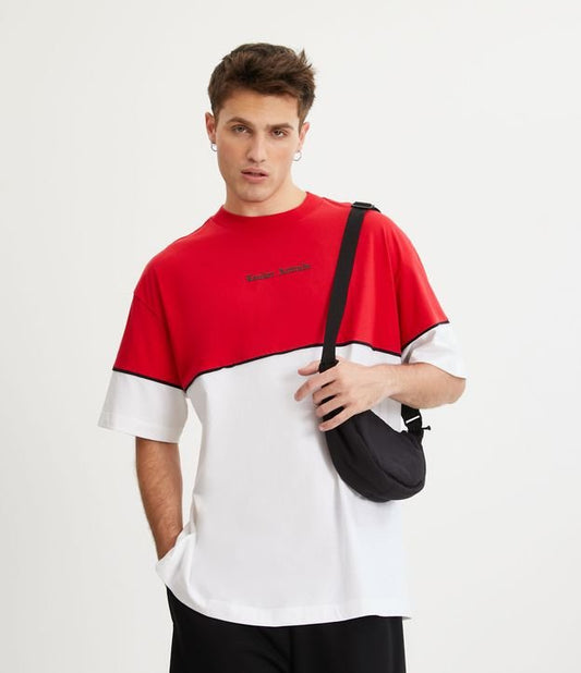 Camiseta oversized em malha Jersey com letras e acabamento em contraste vermelho/branco