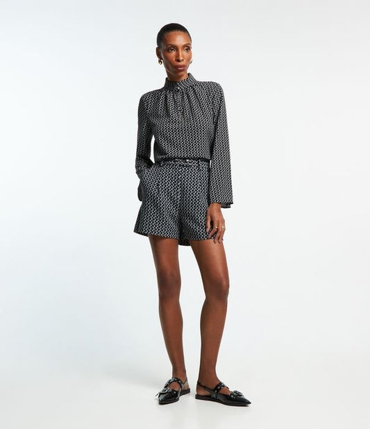 Shorts de alfaiataria com estampa geométrica em preto e branco e pregas