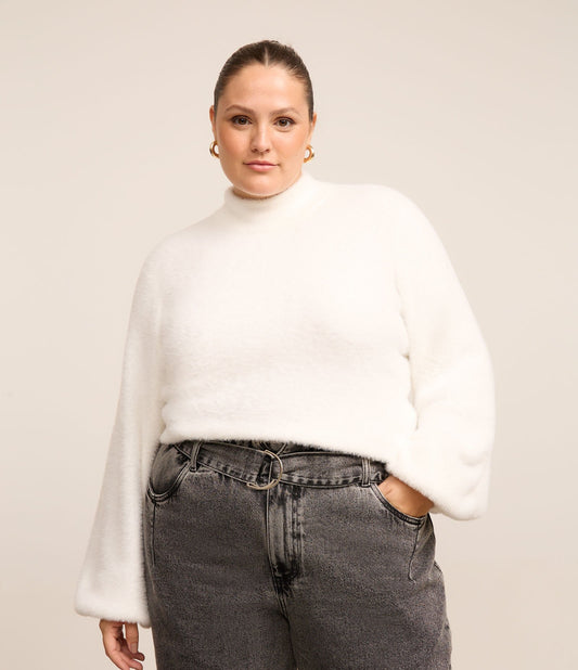 Suéter Branco de Tricô com Textura Aveludada e Gola Alta - Tamanhos Curve & Plus