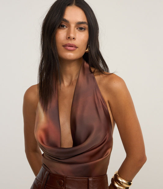 Crop Top de satén con estampado de lunares marrones y lazo en la espalda