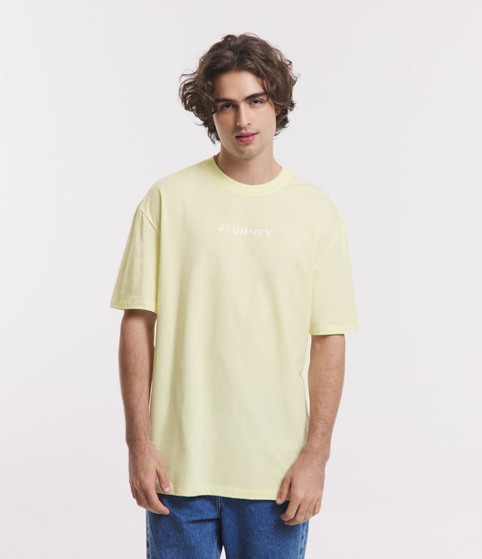 Camiseta amarela clara de ajuste descontraído em meia malha com letras "Journey"