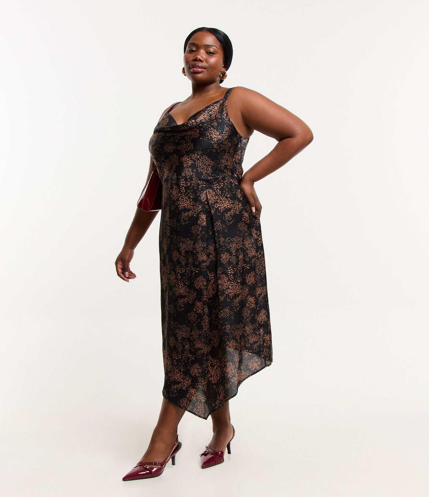 Vestido midi de satén con estampado de lunares y escote drapeado, Curvas y tallas grandes, Negro