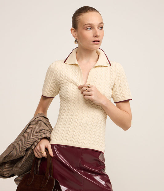 Blusa de Tricô Bege com Broche de Abelha na Gola Polo