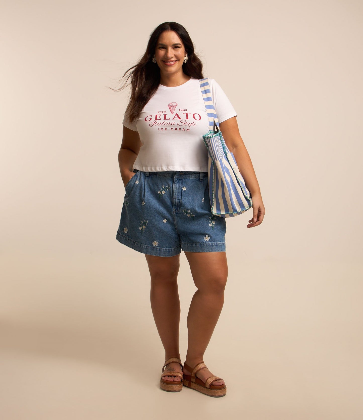 Pantaloncini di jeans blu plus size con fiori ricamati