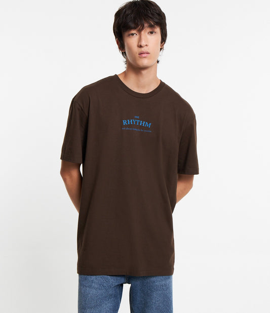 Camiseta marrom de ajuste descontraído com estampa Rhythm