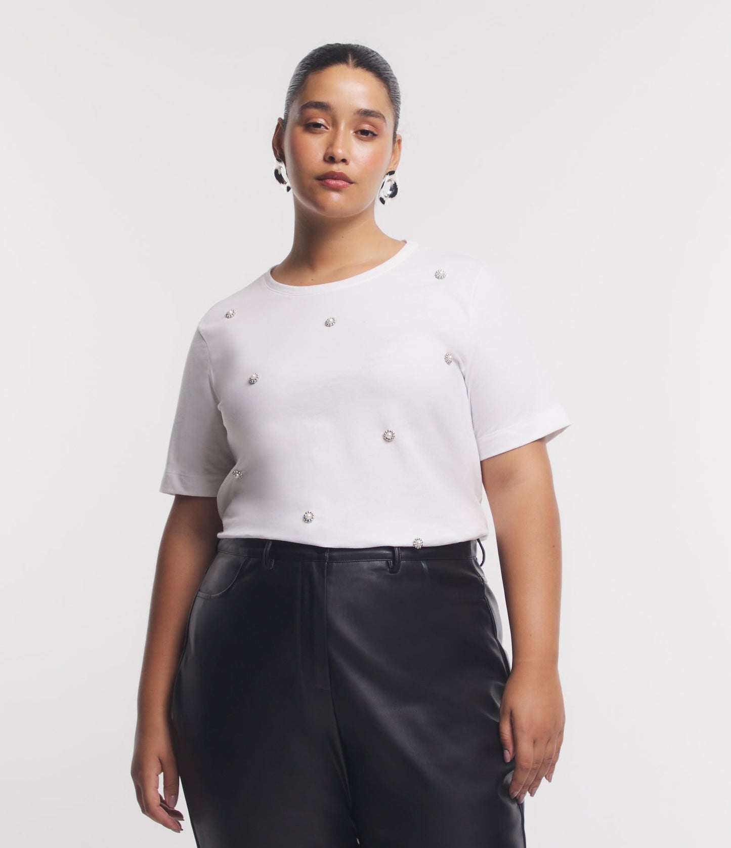 Blusa White Snow Curve & Plus Size em meia malha com apliques de flores de pérolas
