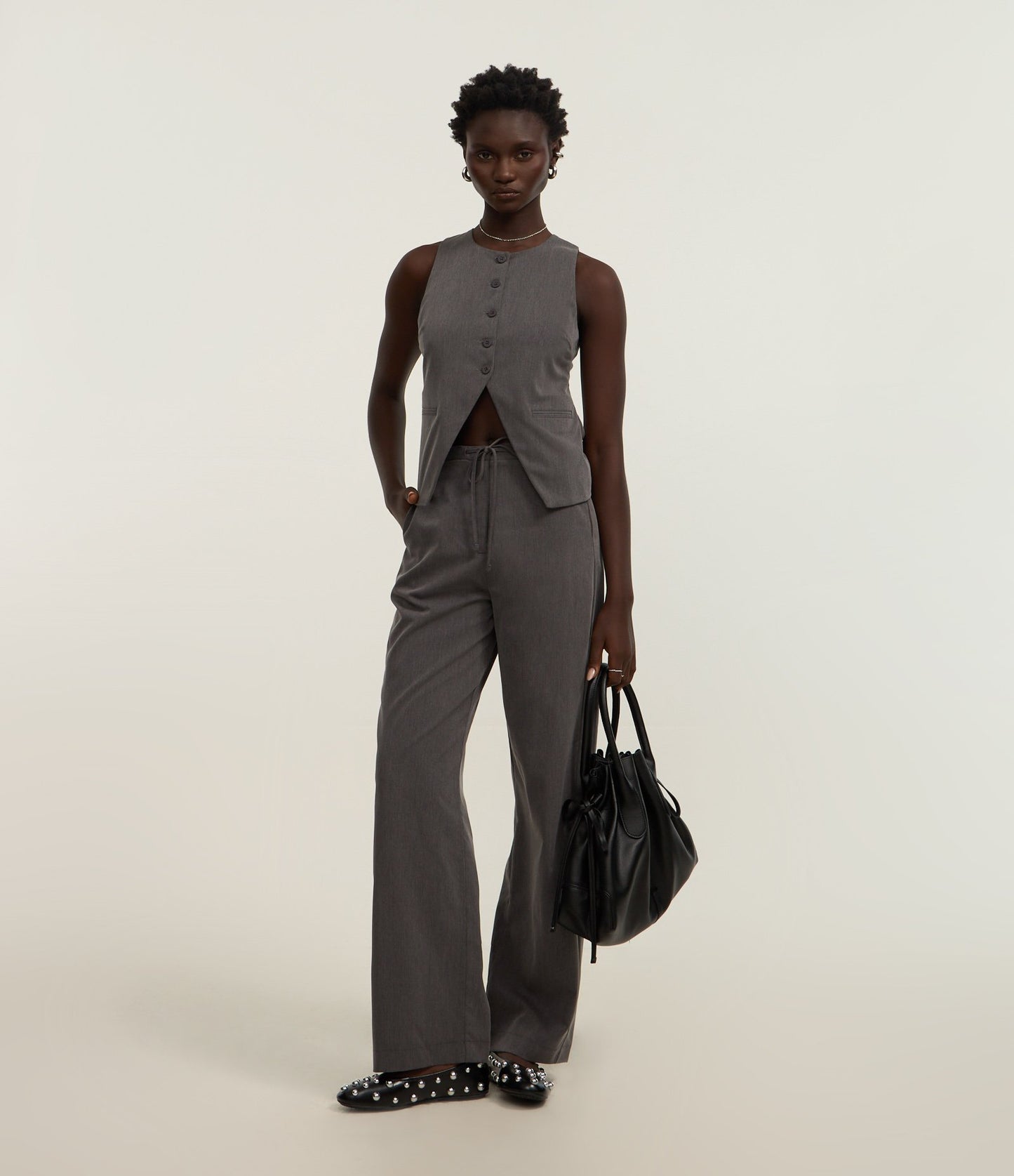 Calça reta de alfaiataria com gravata na cintura e padrão de listras cinza escuro