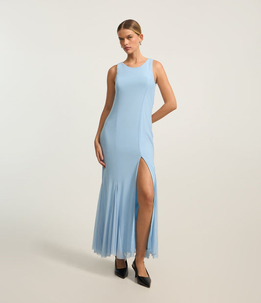 Abito lungo in tulle blu con spacco frontale