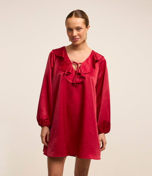 Vestido curto de cetim vermelho com babados e mangas bufantes