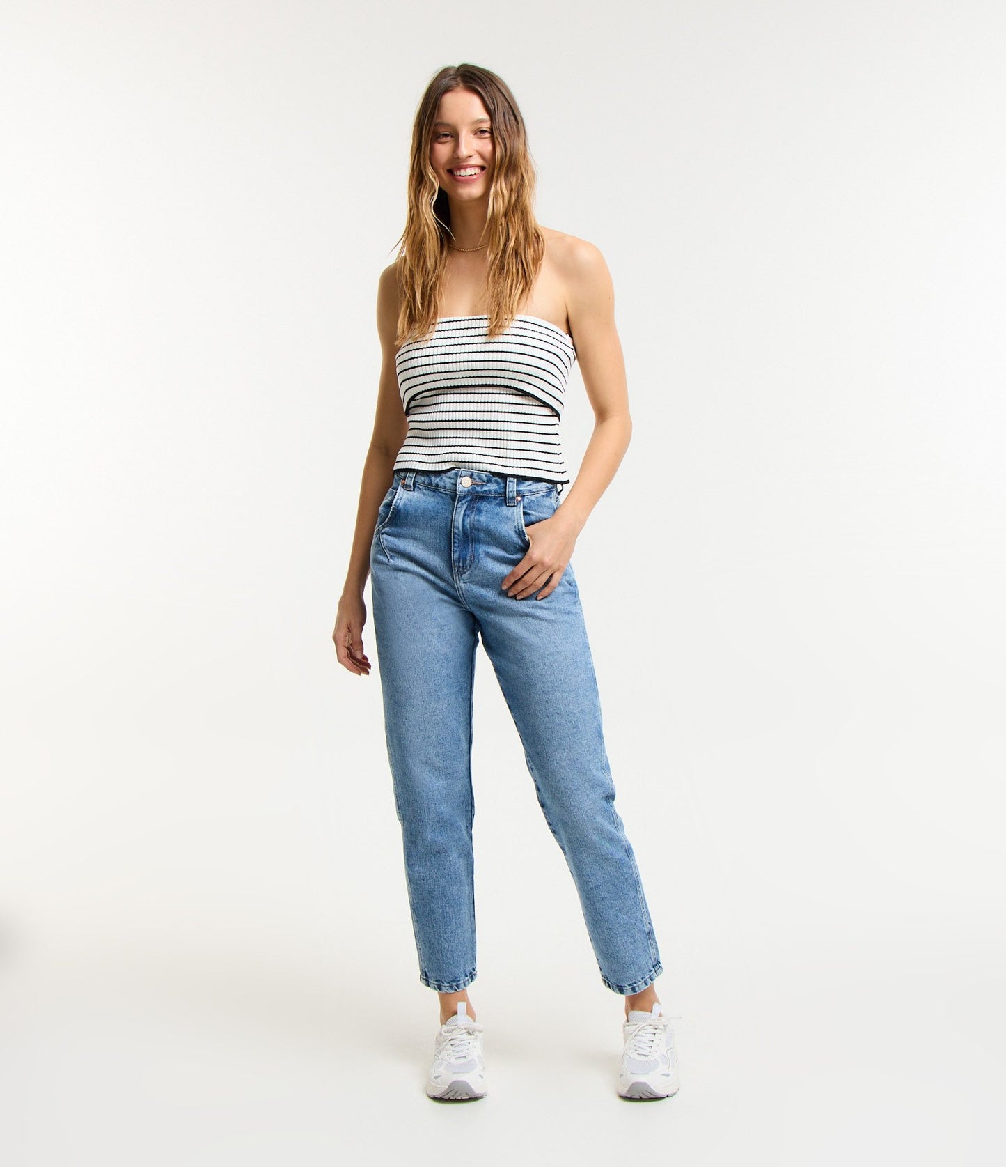 Jeans Mom com pregas e detalhes de bolsos desgastados em azul médio