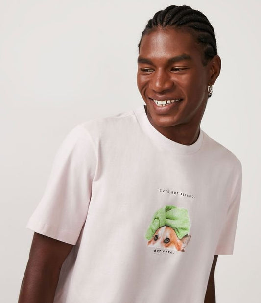 Camiseta regular em meia malha com estampa de cachorro rosa
