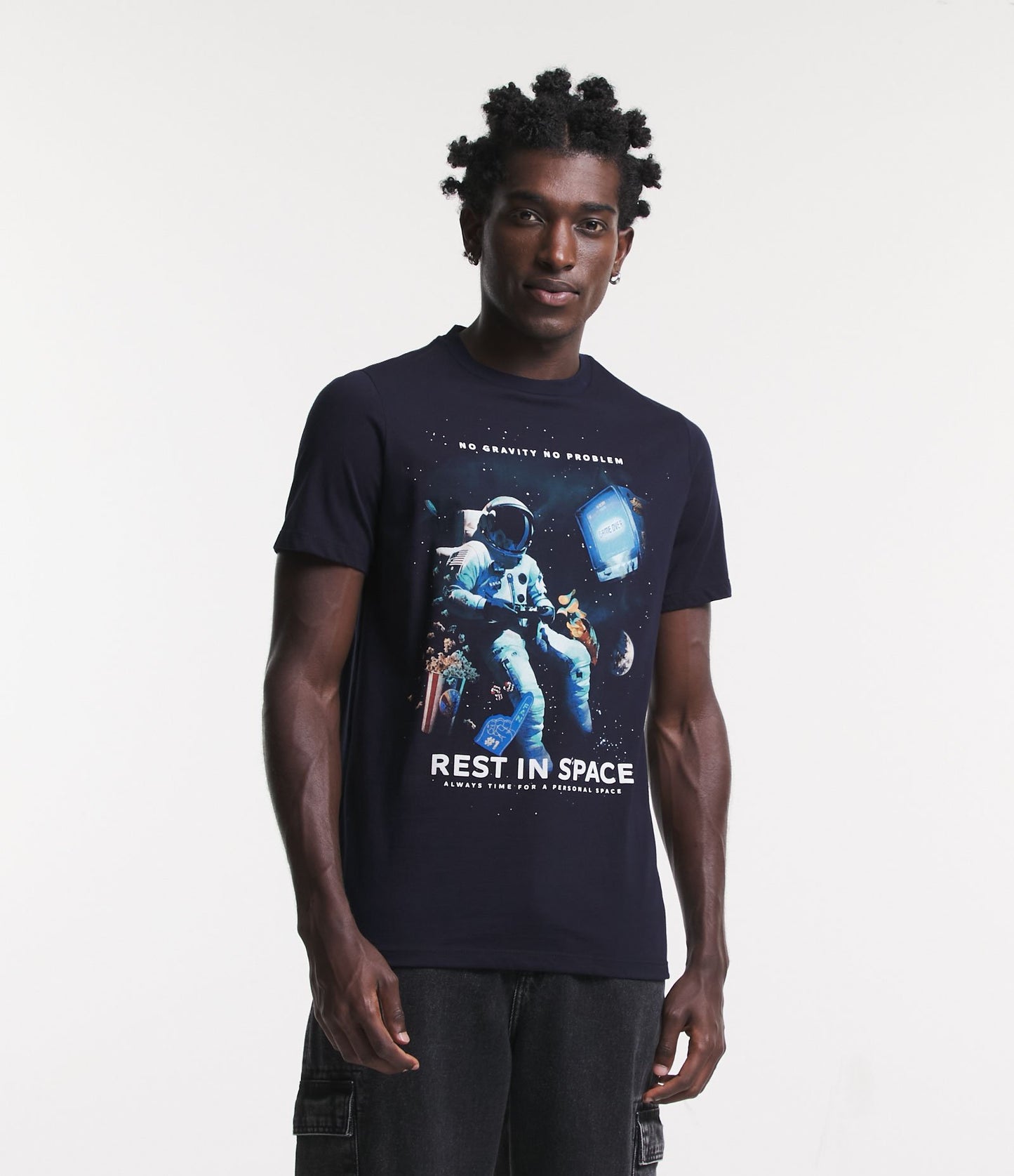 Camiseta Regular Fit em Jersey azul escuro com estampa do astronauta "Rest in Space" (Descanse no espaço)