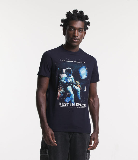 Camiseta Regular Fit em Jersey azul escuro com estampa do astronauta "Rest in Space" (Descanse no espaço)