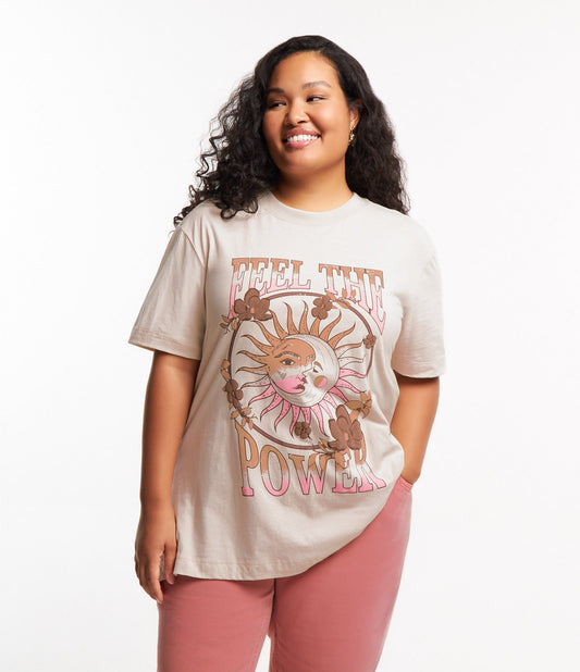 Camicetta a mezza maglia beige chiaro con stampa "Feel The Power", Curve & Plus Size