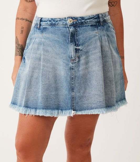 Saia jeans curta com botão de coração e bainha desfiada Curve & Plus Blue