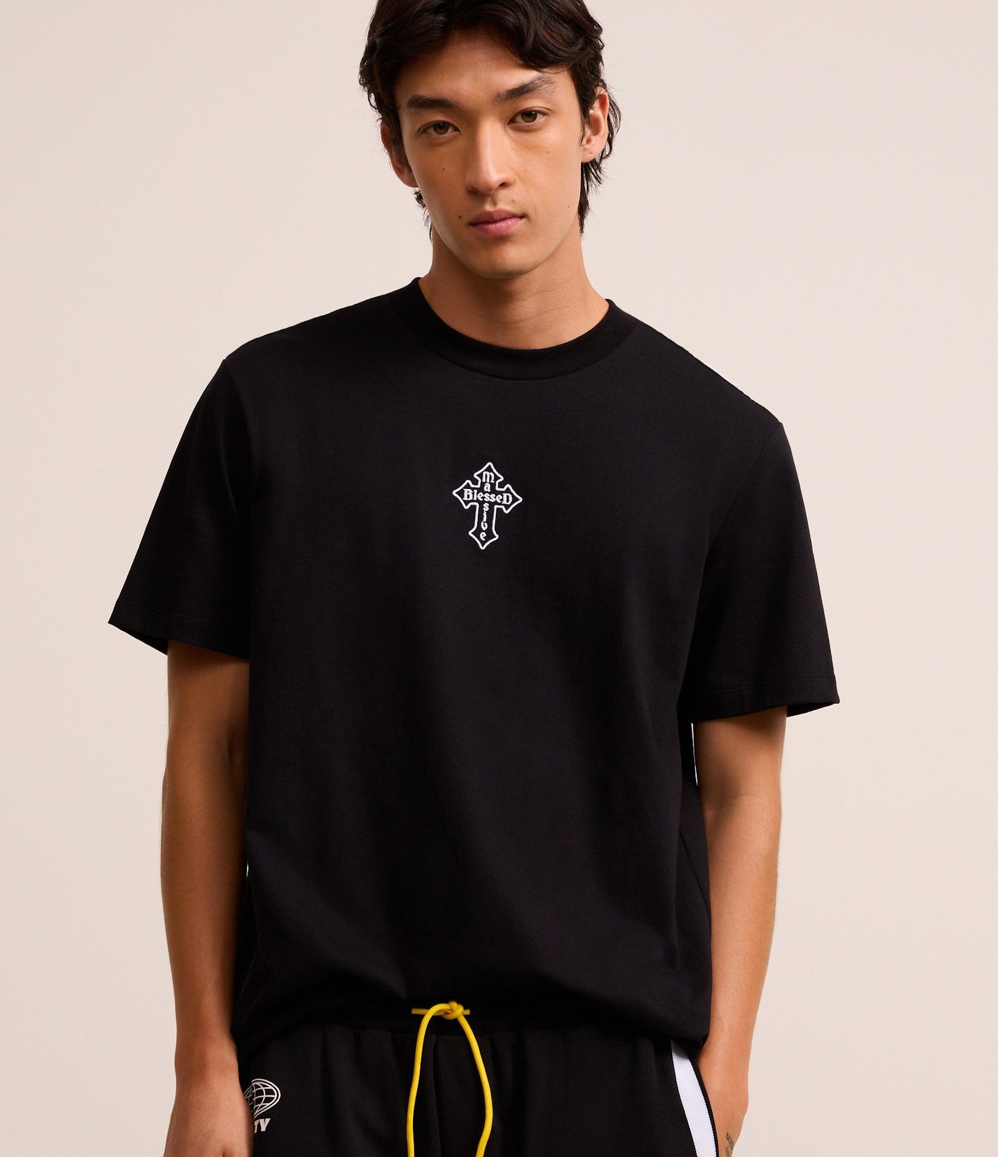 Camiseta de algodón Comfort con diseño de cruz bordada en negro