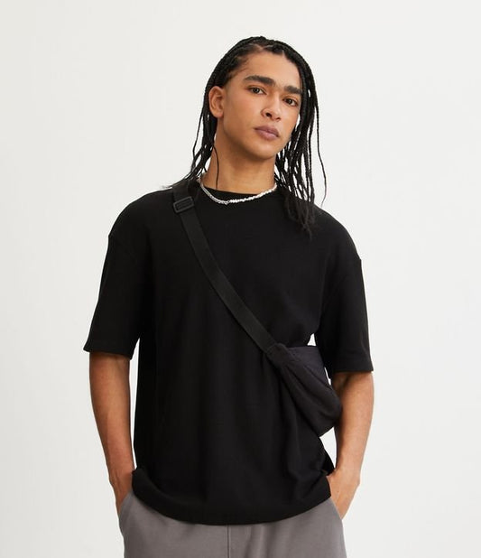 Camiseta relaxada preta com textura de waffle e cavas caídas