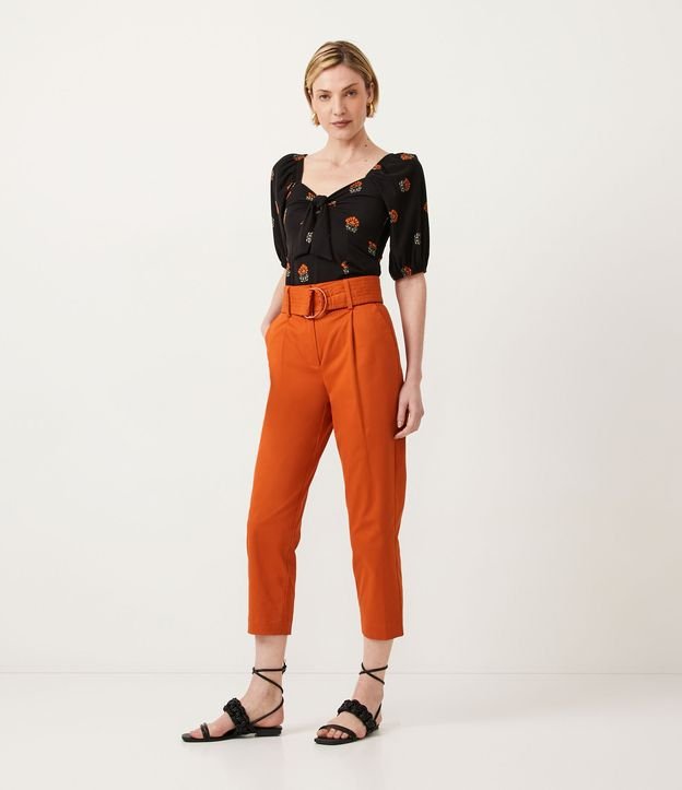 Pantaloni in twill Carrot Fit con cintura impunturata e fibbia arancione