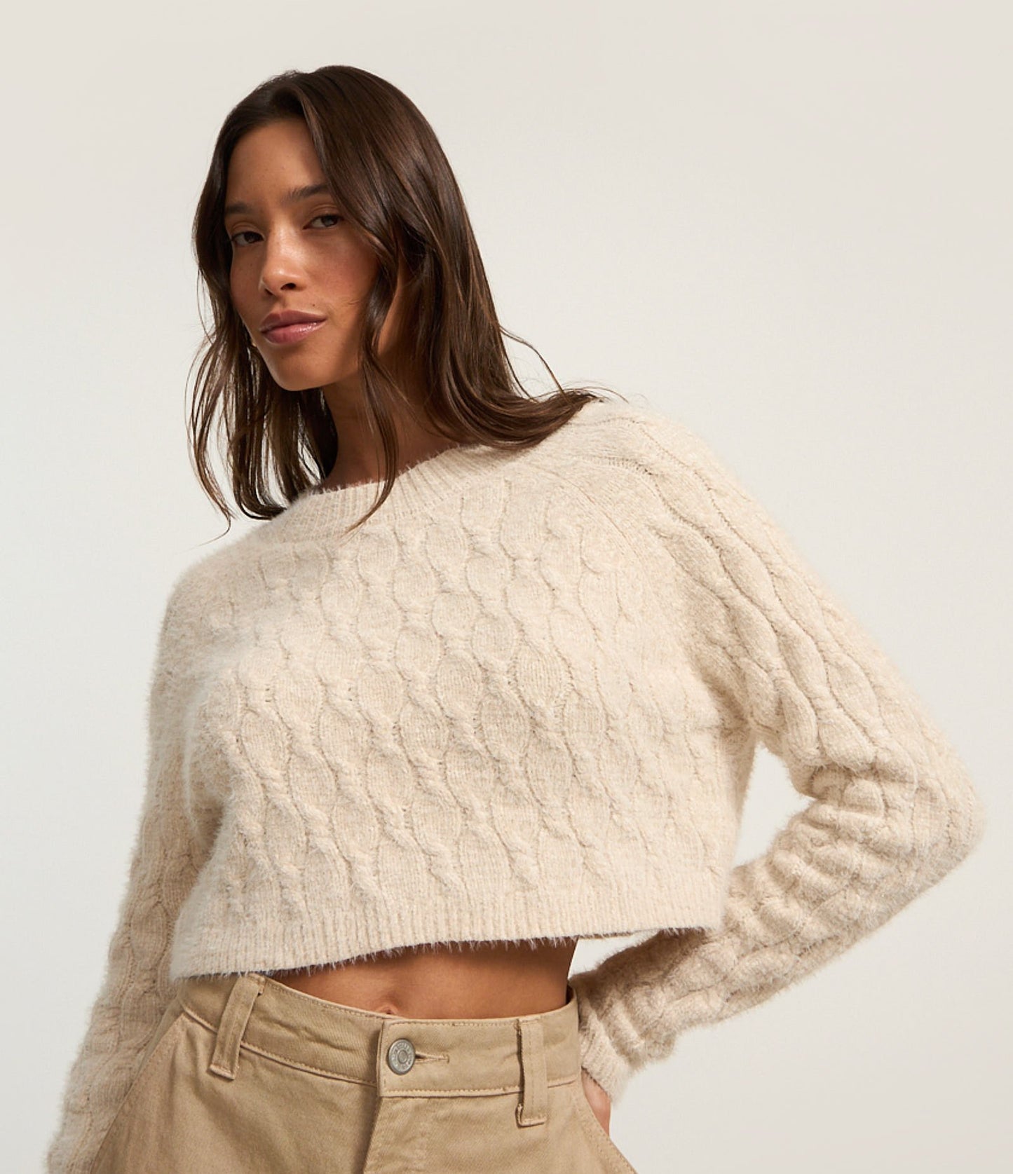 Maglione cropped in ciniglia beige con dettagli in peluche