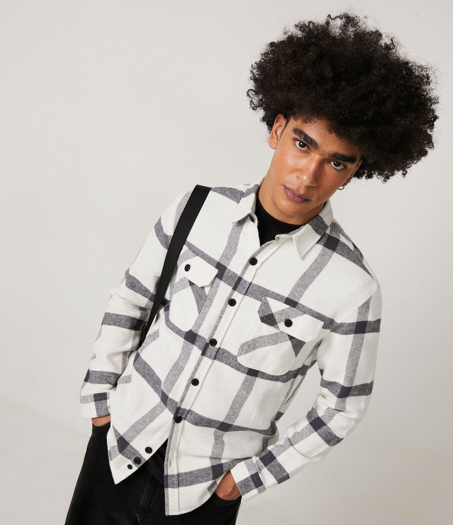 Camisa Regular Fit de Franela a Cuadros con Bolsillos Delanteros en Beige