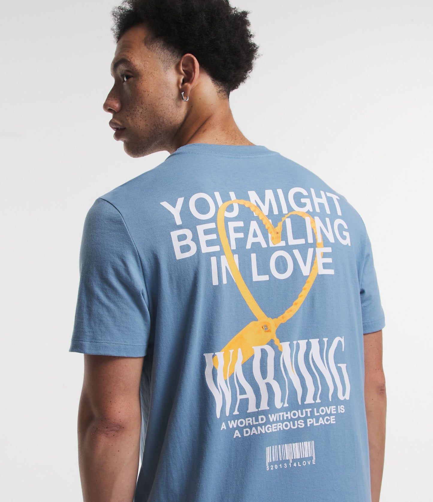 Camiseta Regular Fit em tecido de malha com estampa de corações e letras em azul médio