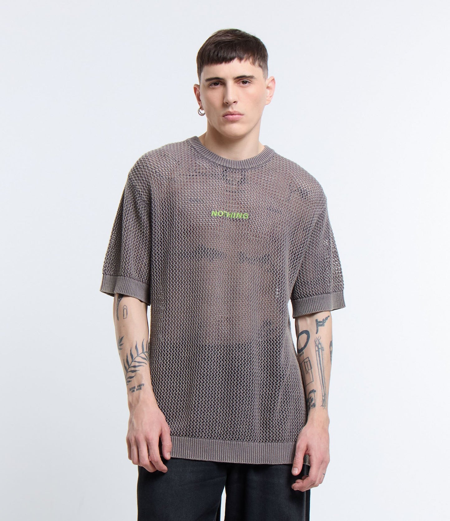 Camiseta relaxada de algodão com efeito de crochê e estampa de letras em cinza