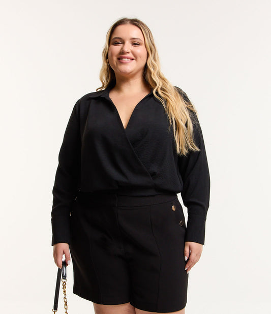 Blusa de crepe preta com decote em V e design envolvente - Curve e Plus Size