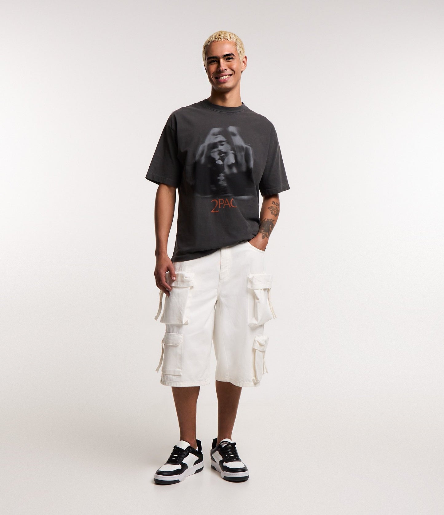 Pantaloncini di jeans larghi bianchi con tasche multiple