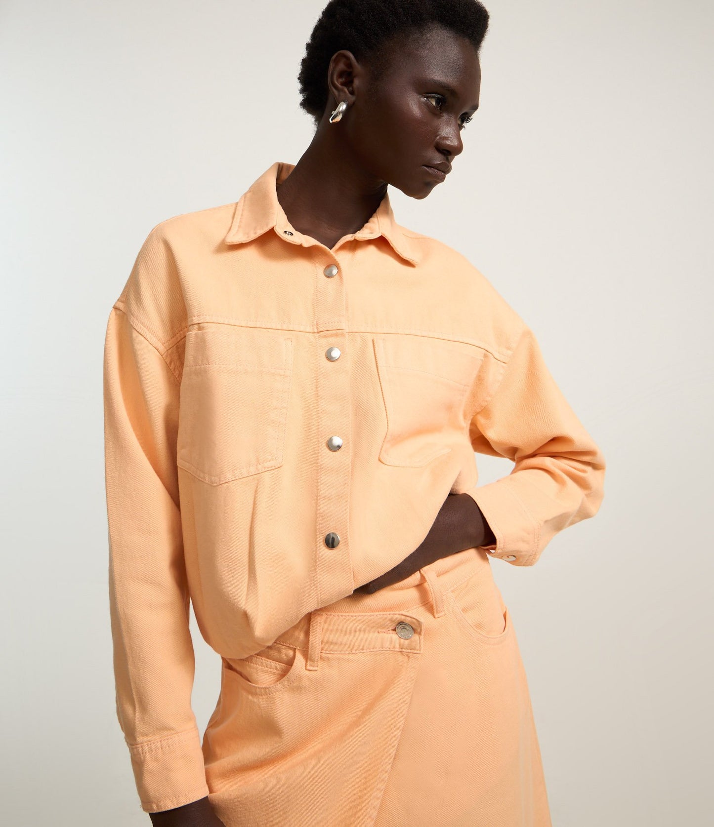 Cazadora bomber de sarga naranja con paneles y bolsillos delanteros