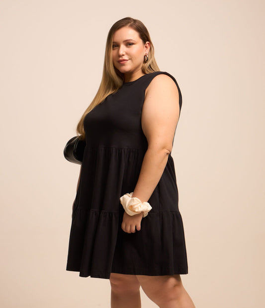 Vestido curto preto com camiseta musculosa em algodão e camadas com babados - Curve e Plus Size