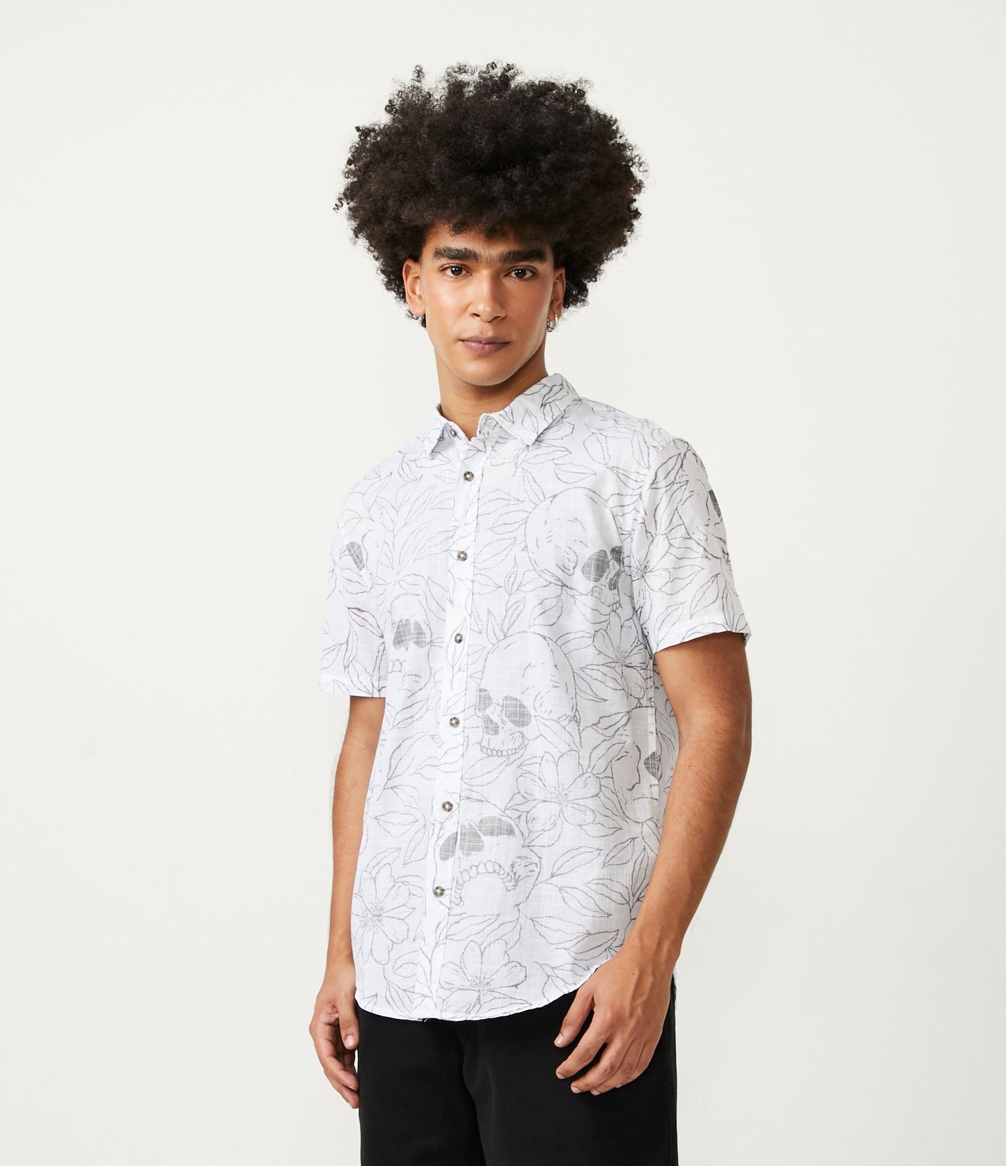 Camicia in voile a maniche corte con stampa teschio e fogliame bianco