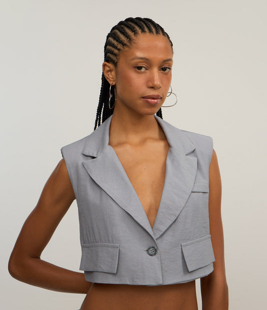Colete Cropped Sob Medida em Viscose com Gola de Blazer e Lapelas Cinza