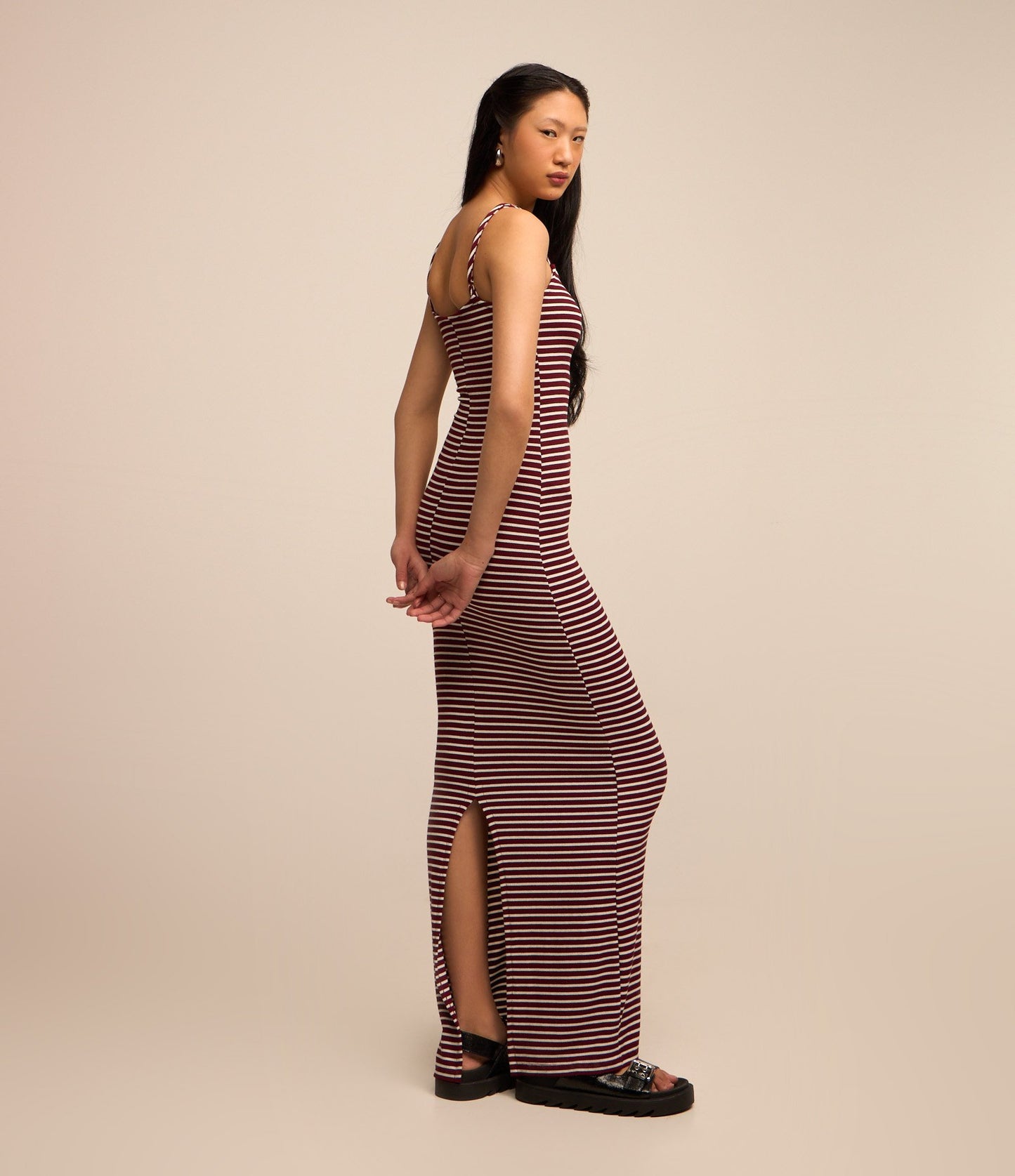 Novo vestido midi em tecido listrado com nervuras e fenda na cor vinho