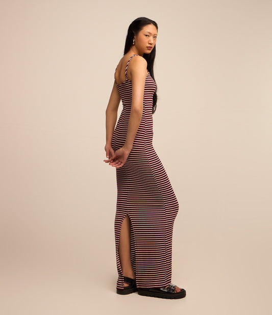 Novo vestido midi em tecido listrado com nervuras e fenda na cor vinho