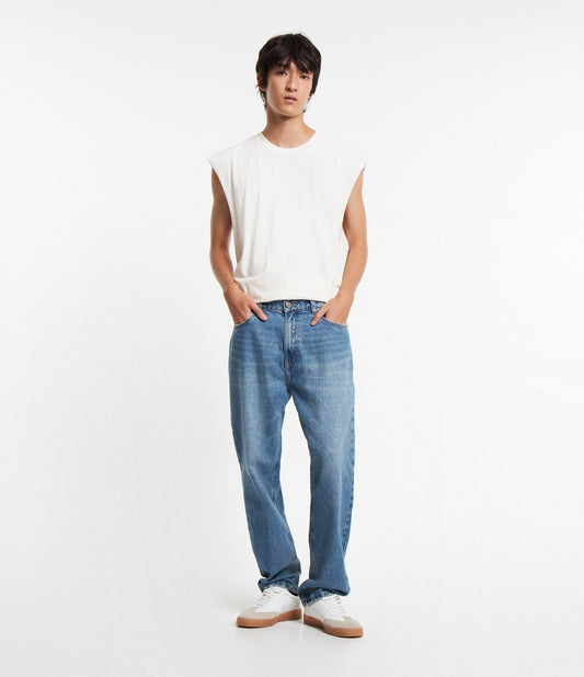Jeans dritti e larghi con lavaggio sporco e tasche blu