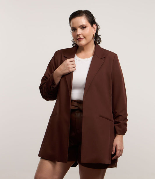 Blazer de crepe alongado com mangas franzidas - Curve e Plus Size - Marrom