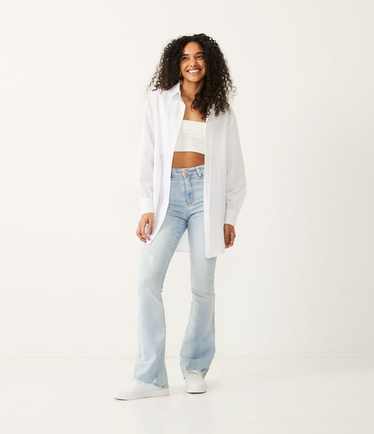 Calça jeans flare de cintura alta com brim azul desgastado