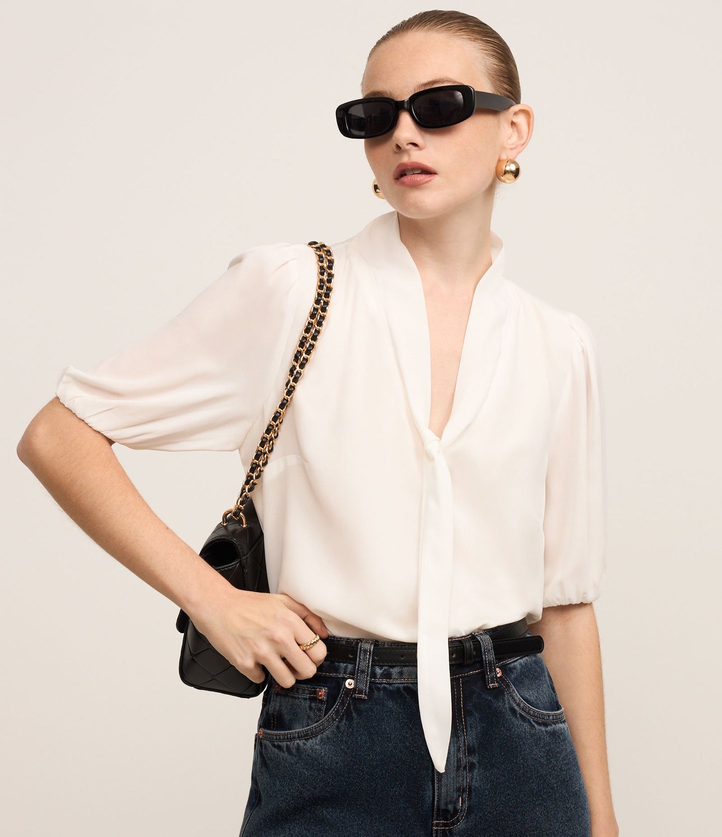 Blusa de Chiffon Branca com Gola de Laço e Mangas Bufantes