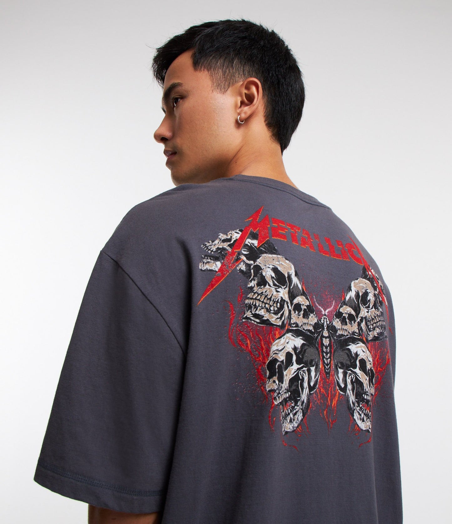 Camiseta cinza de algodão de ajuste relaxado com estampa metálica