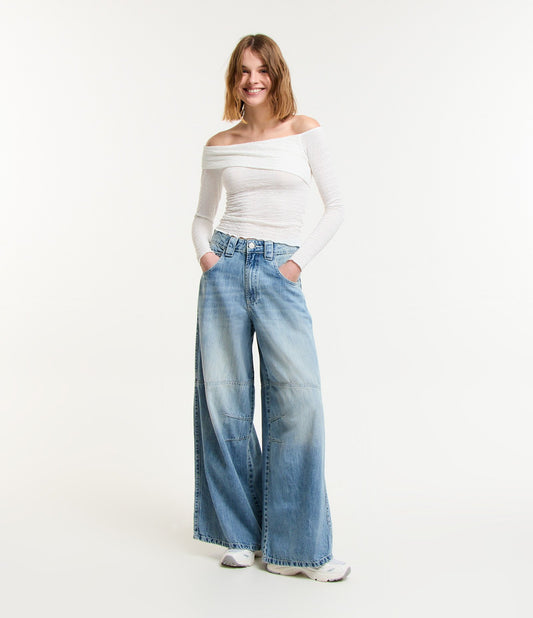 Jeans de pernas largas com bordado Cherry no bolso azul