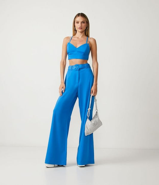Calça de pernas largas de crepe sob medida com cinto com fivela em azul