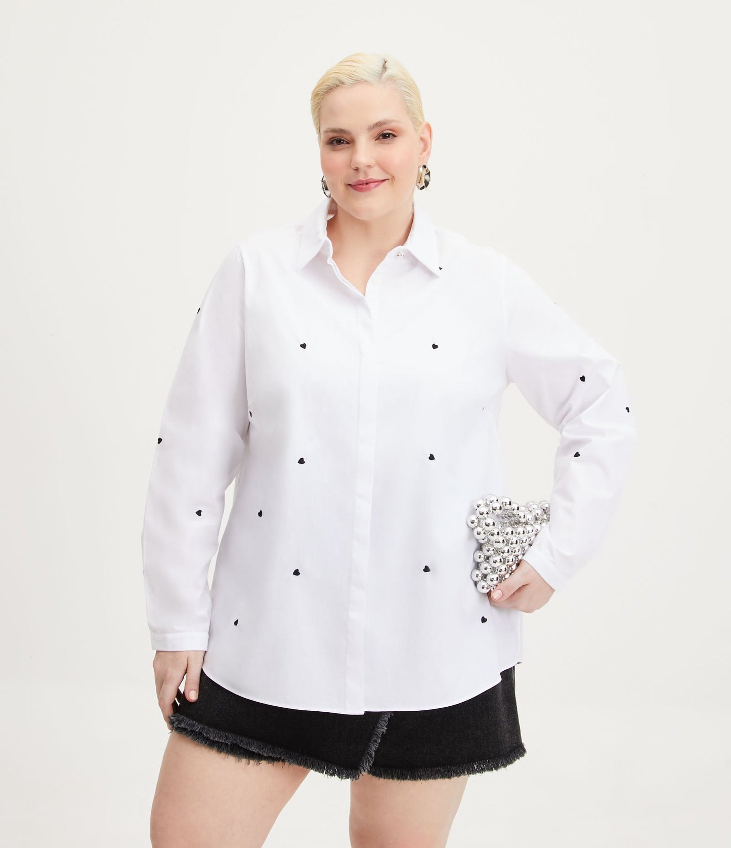 Camicia tricolore lunga con cuori ricamati, Curve e taglie forti, bianco neve