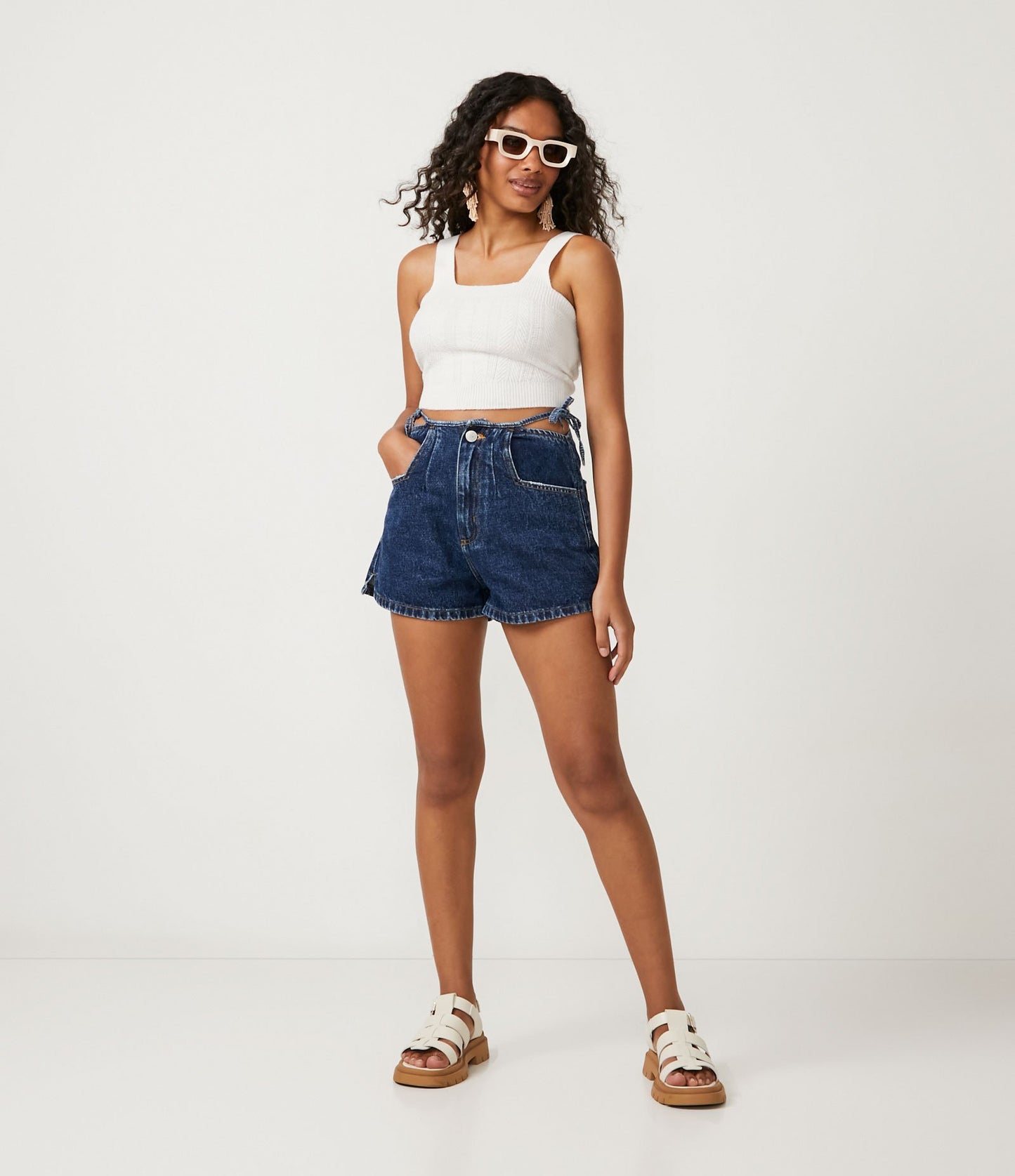 Shorts jeans de cintura alta com amarração lateral e bolsos em azul