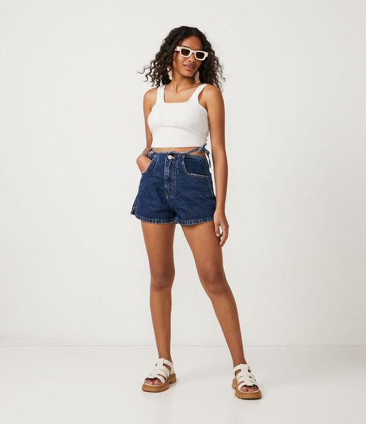 Shorts jeans de cintura alta com amarração lateral e bolsos em azul