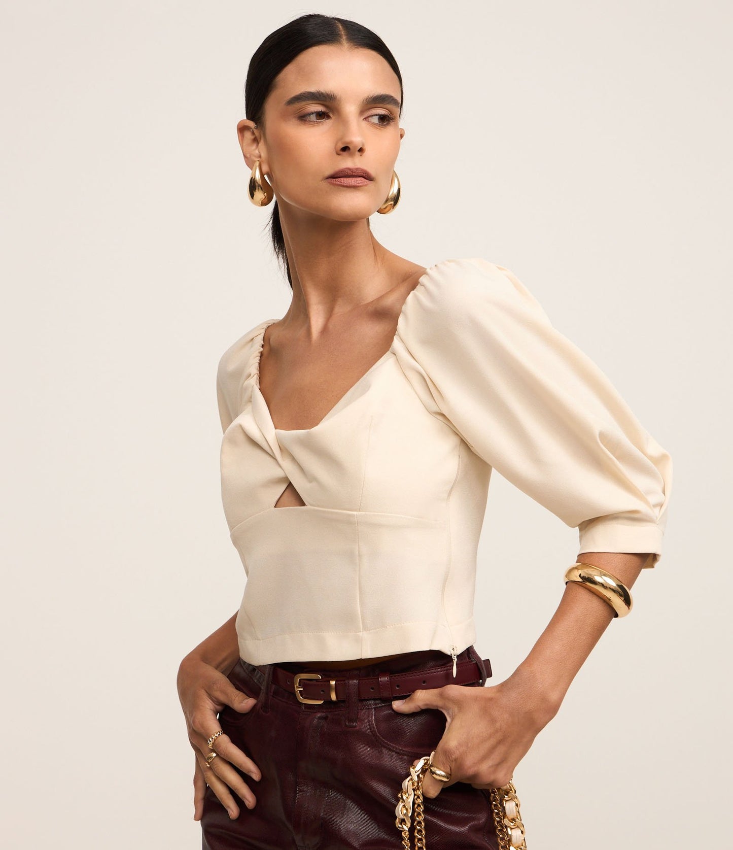 Camicetta in crêpe con scollo a torciglione e maniche a sbuffo in bianco sporco