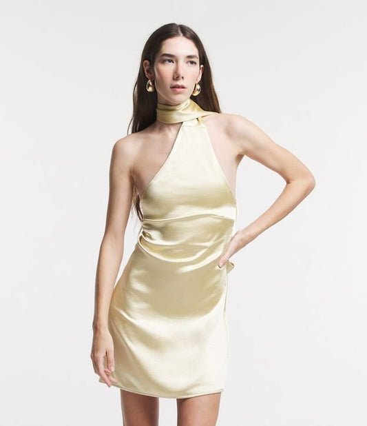 Vestido curto de cetim amarelo com decote haltere e faixa