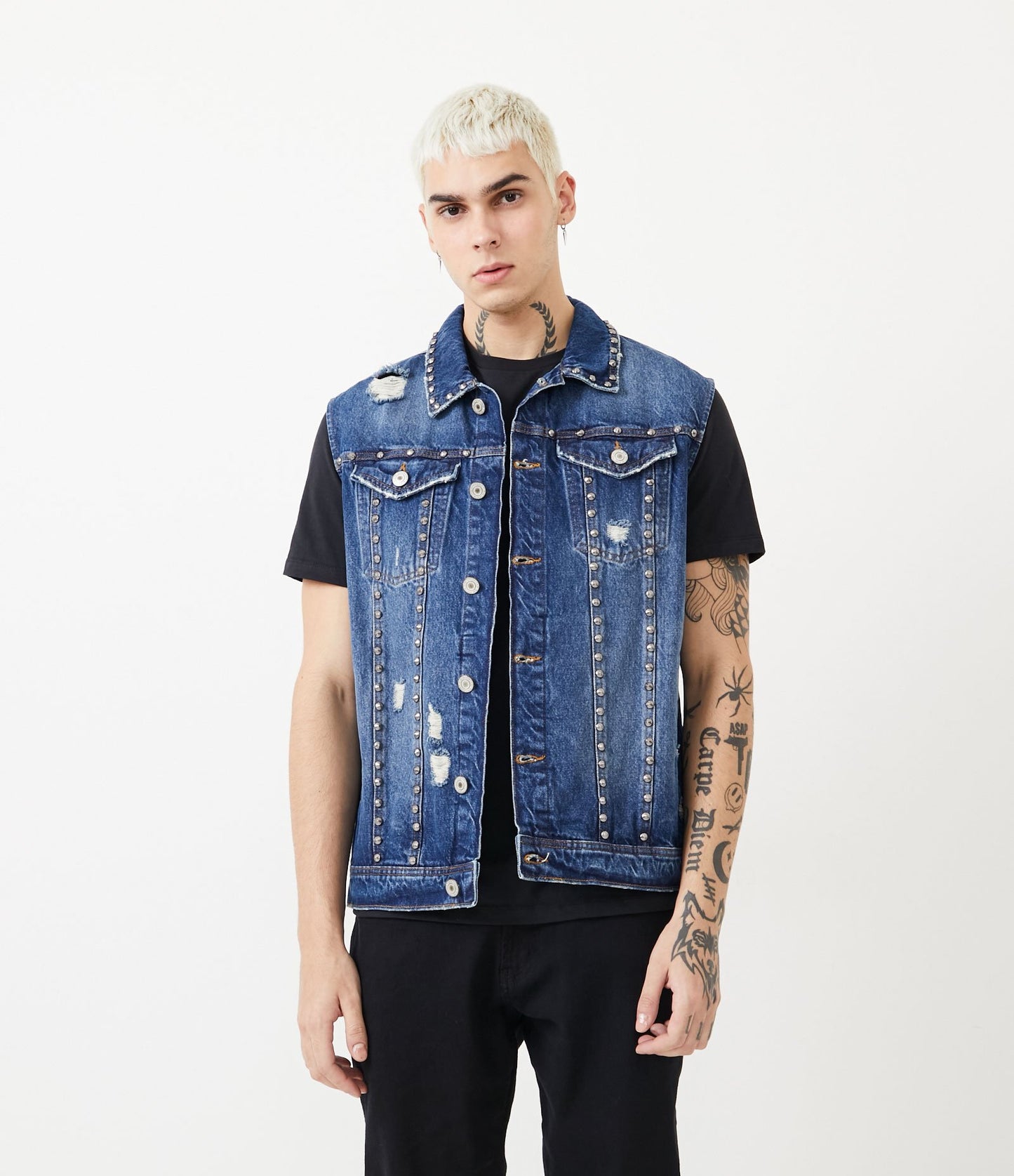 Chaleco vaquero azul lavado mármol con pinchos