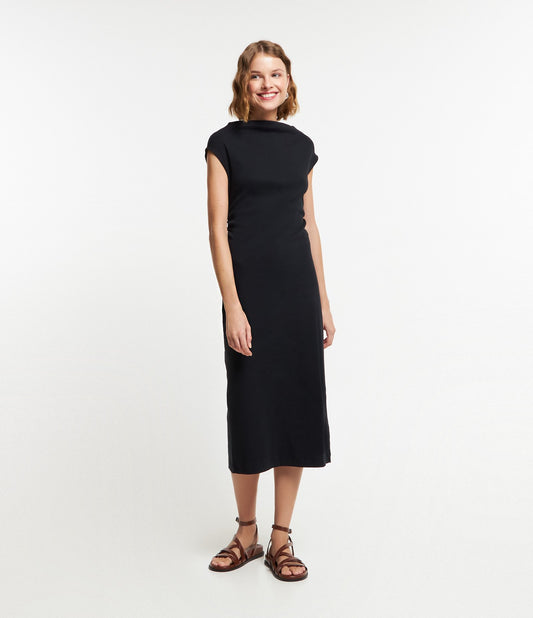 Vestido midi preto com nervuras e franzido lateral