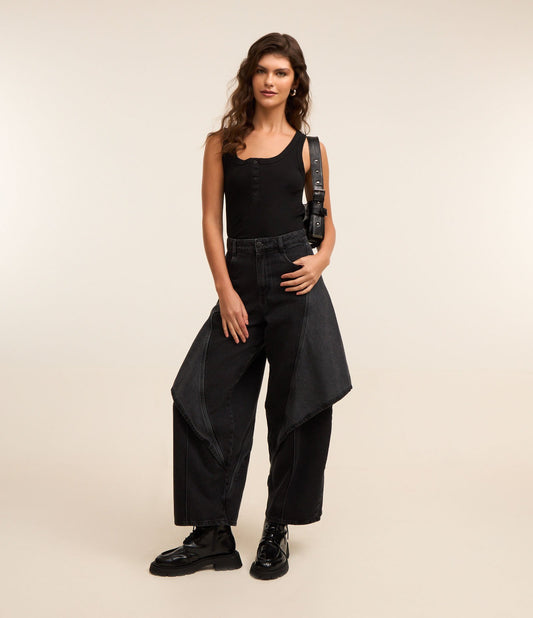 Jeans Barrel com sobreposição preta
