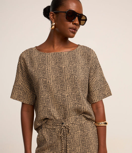 Blusa de crepé de manga corta con estampado animal beige y detalles delanteros